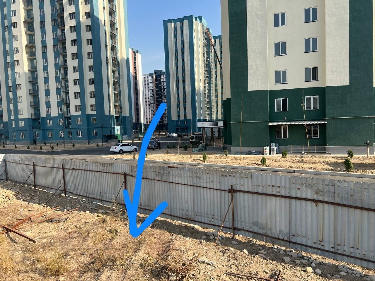 Продается земля 14 соток для строительства этажного дома .