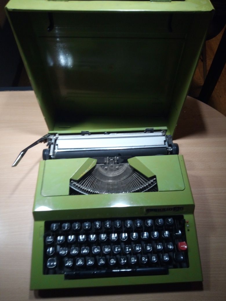 Пишеща  машина на българската марка Марица 30