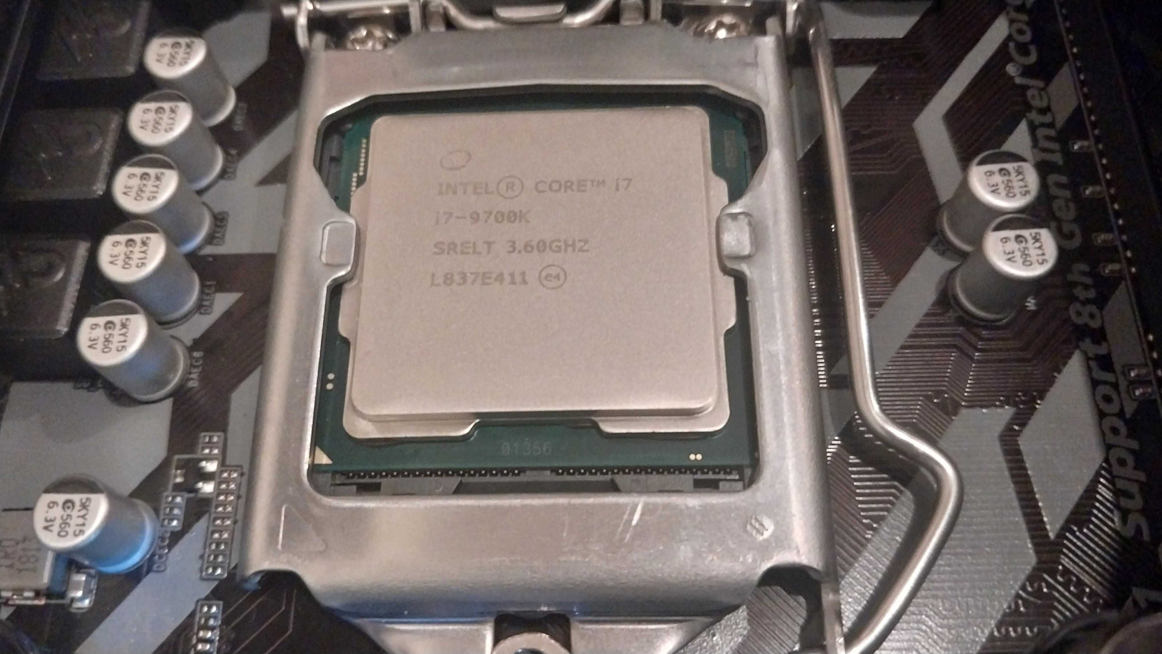 Процессор 9-го поколения Core i7 9700K. Сокет LGA 1151 v2.