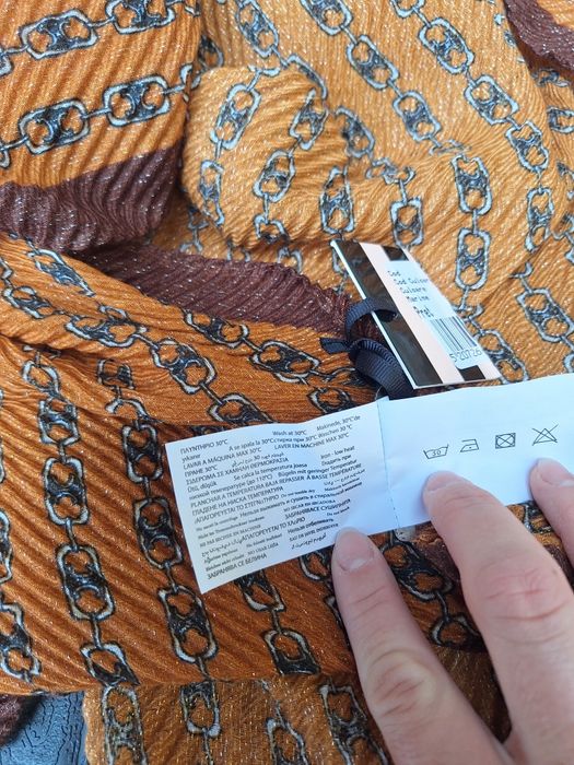 Eșarfă maro cu fire aurii