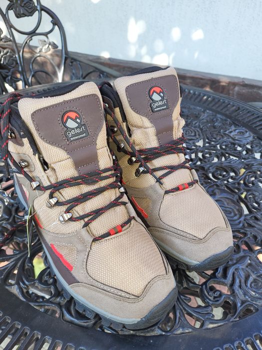 Vând bocanci barbați outdoors marca Gelert