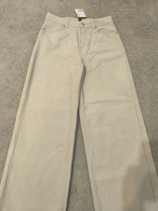 Pantaloni din catifea reiată (H&M)