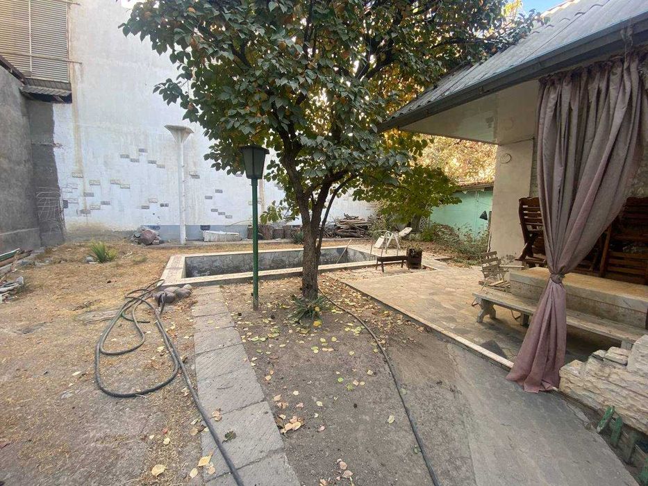 продам дом на ул. Кичик Бешагач, 4.2 сотки, фасад 17м, требует ремонта