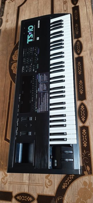 Ensoniq ts10 sotiladi.