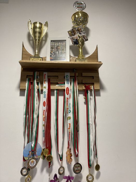 Поставка за купи и медали - дъб