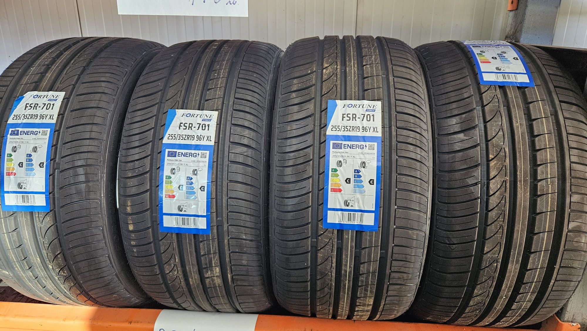 255/35R19 Fortune
