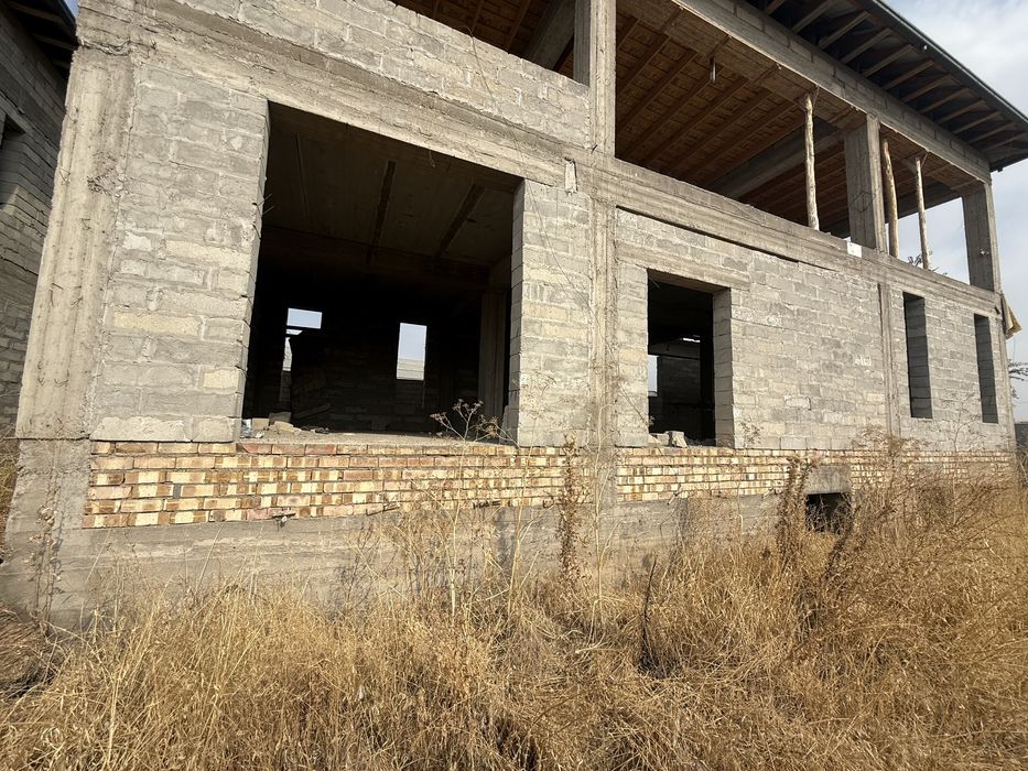 Srochna hovli sotiladi