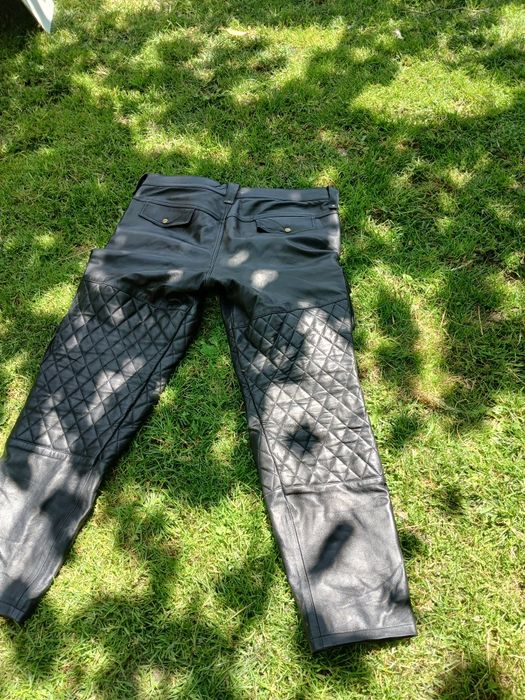 Pantaloni de piele