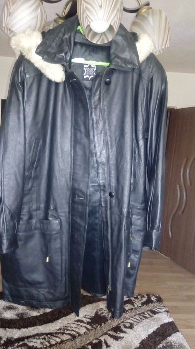 Vand haina neagra din piele