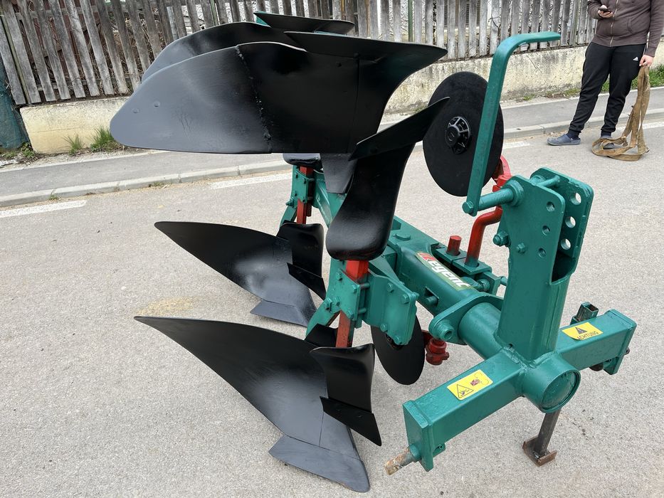 Plug reversibil dupa tractor