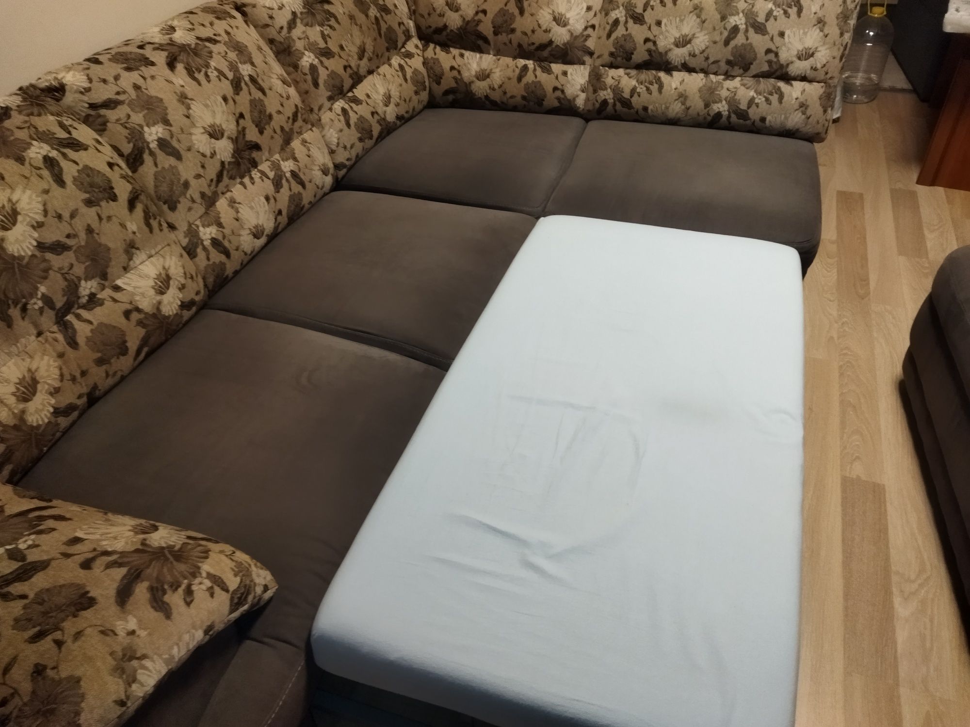 Ъглов диван с дясно разположение