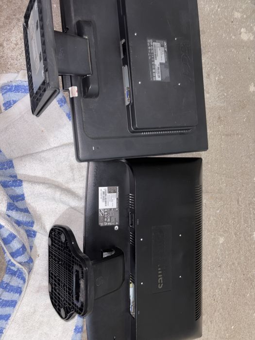 Vând 2 monitoare VGA: Acer + eMachines, stare bună, cabluri incluse