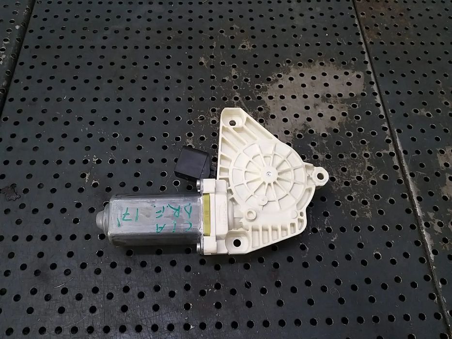 Motoras macara dreapta fata mercedes cla x117 a61041112