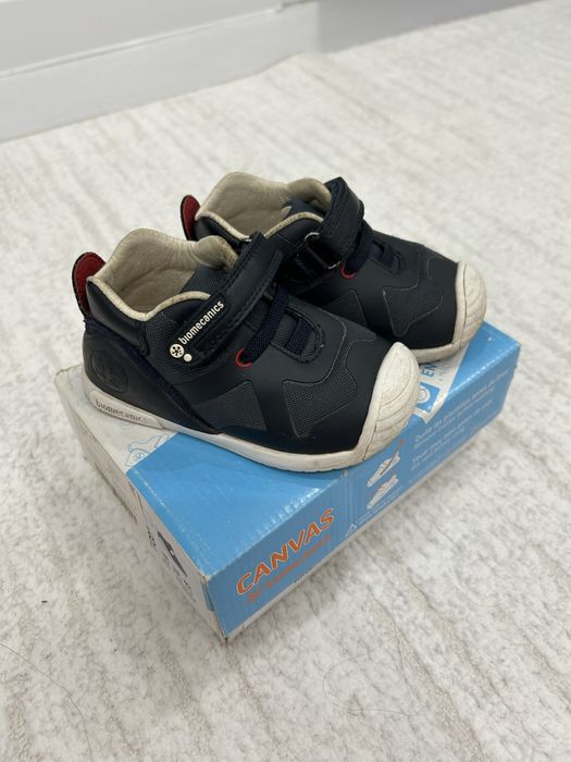 Продам малышковую обувь