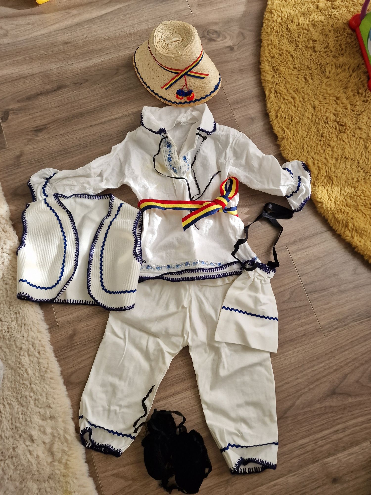 Costum traditional cu ie si clop pt copii 3-6 luni