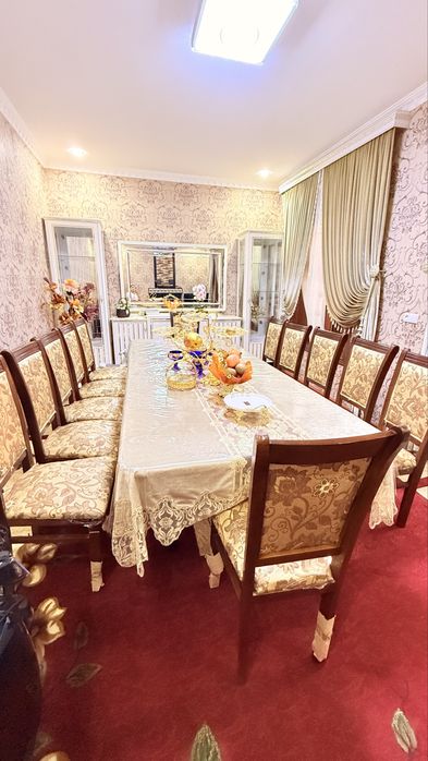 Ishlatilgan stol va 12stul, holati ideal.