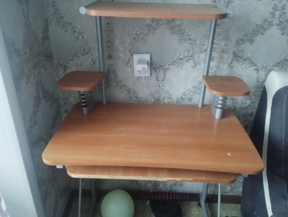 Компьютерный стол в нормальном состоянии