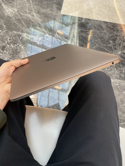 Macbook air m1 8/256 masla holatda 89% 10 soatdan kopga yetadi quvati