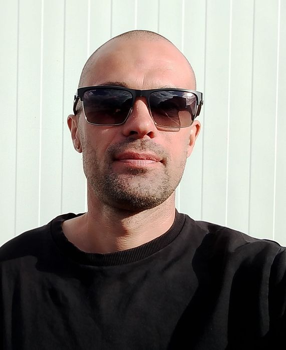 Вокалист, автор песен