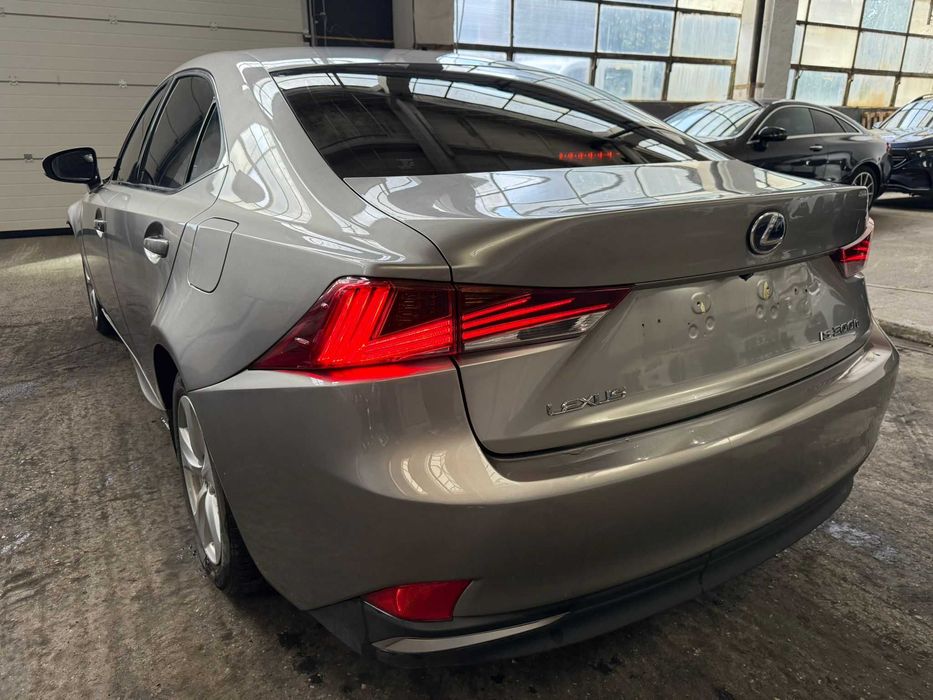 Lexus IS300h avariat