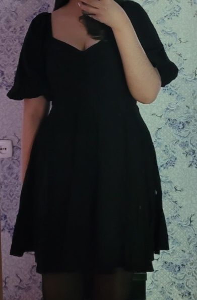 Короткое чёрное платье