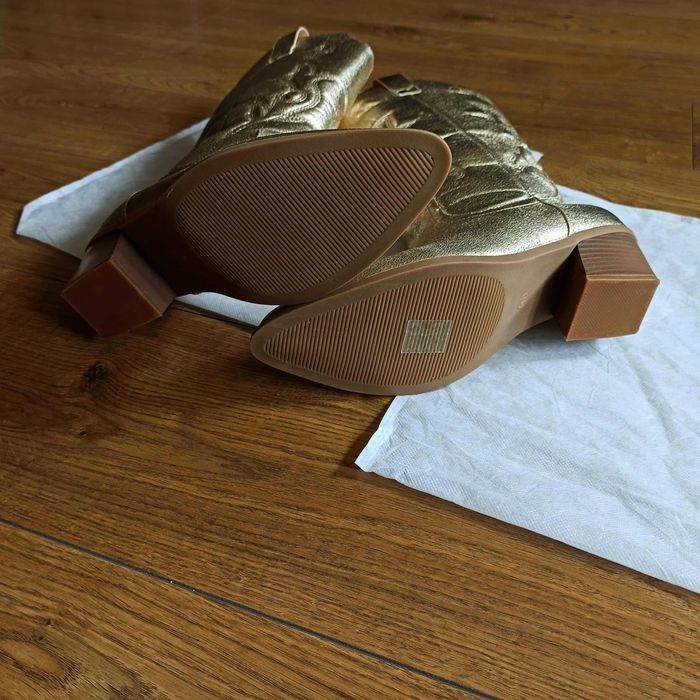 Дамски ботуши в златисто