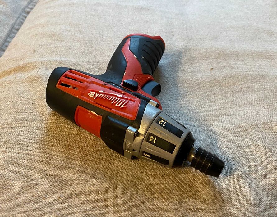 Masina de insurubat Milwaukee C12D pe 12v 19 Nm - corp