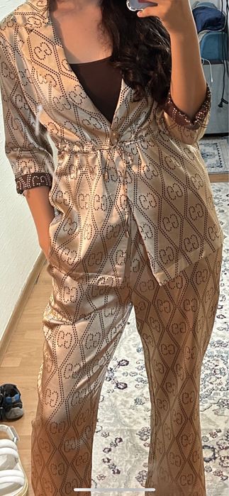 двойка гуччи золотистого цвета