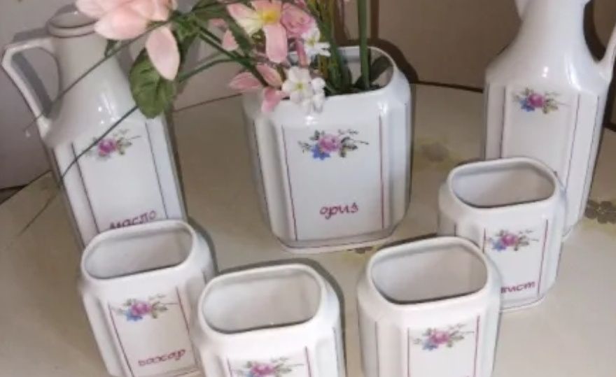 Порцеланови буркани за подправки.