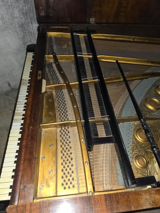 Vând pian 500 euro, negociabil
