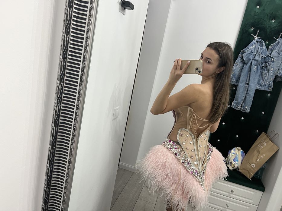 Vând rochie accesorizata cu pietre