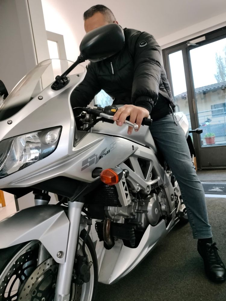 Zuzuki SV 650S (motocicleta sport)