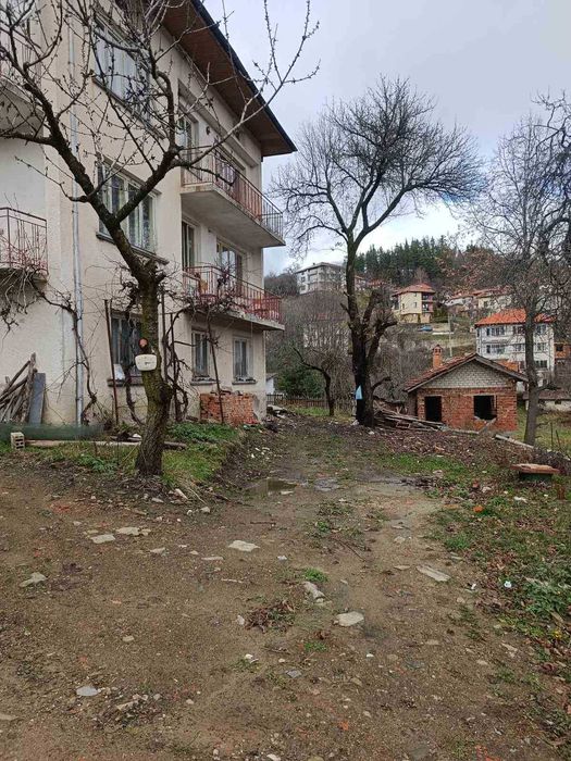 Продавам 3-ри етажна къща с. Момчиловци, на тухла и плочи.