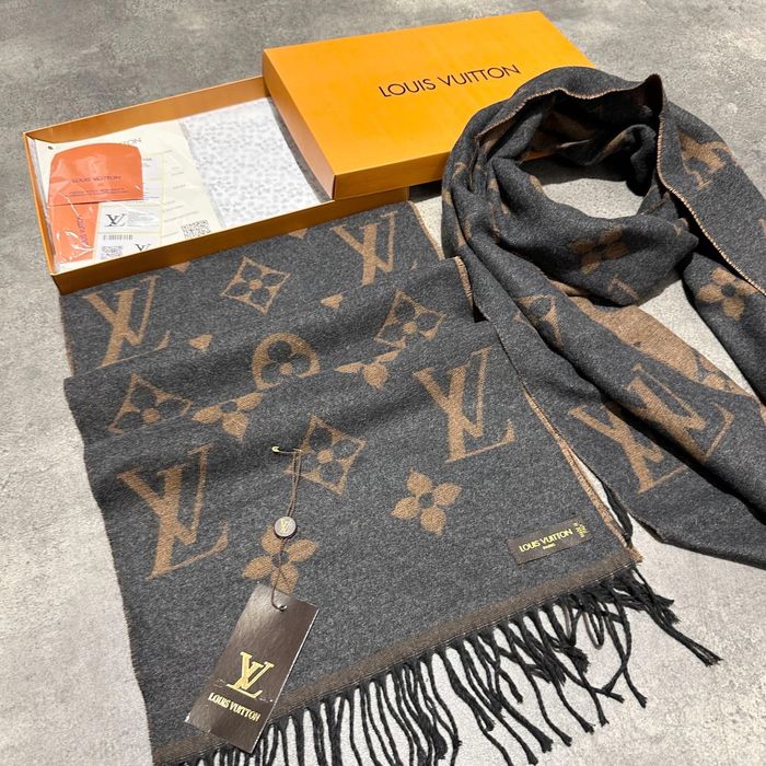 Луксозен подаръчен комплект шал с кутия маркови шалове markovi shalove