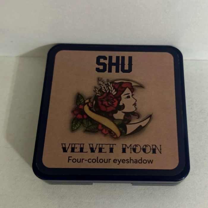 Палетка теней SHU Velvet Moon