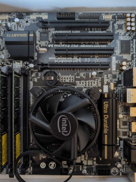 Placă de bază Gigabyte GA-B85M-D3H + procesor Intel Pentium G3320