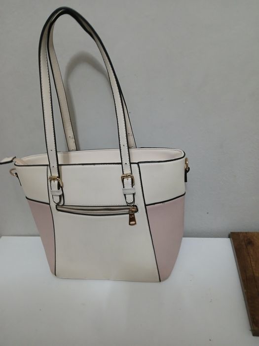 Удобна светла чанта