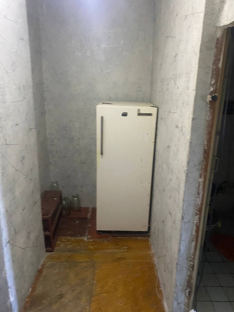 Срочно продаётся в чирчике 1 ком квартира 8 мкн  1 этаж