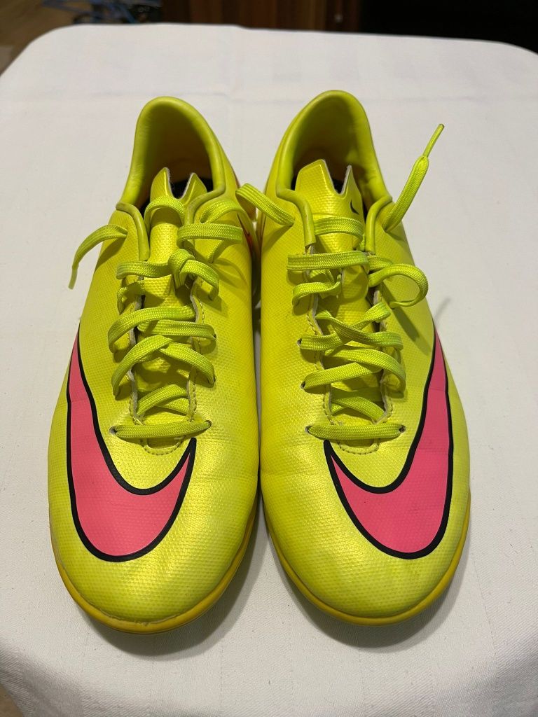 Ghete de fotbal Nike mercurial Nr 37