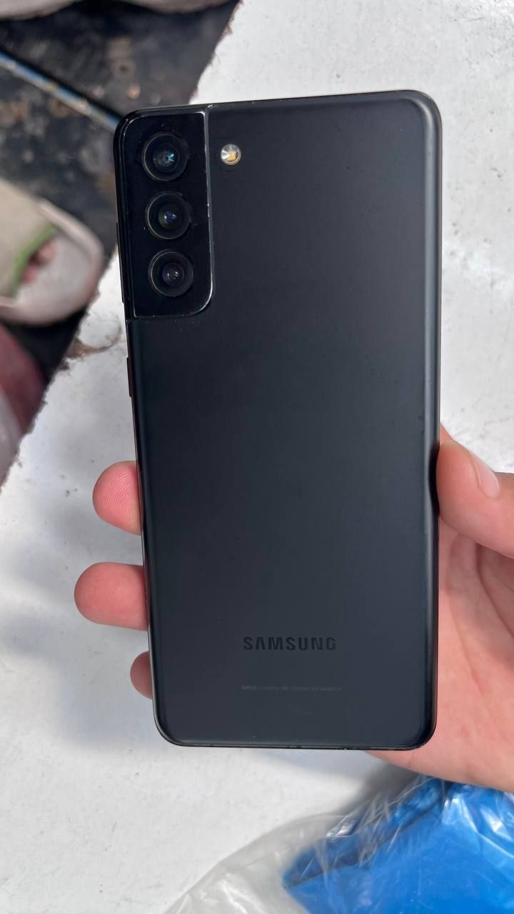 Samsung s21 +5g holati ideal ekran oynasida dogʻ bor faqat obmenga