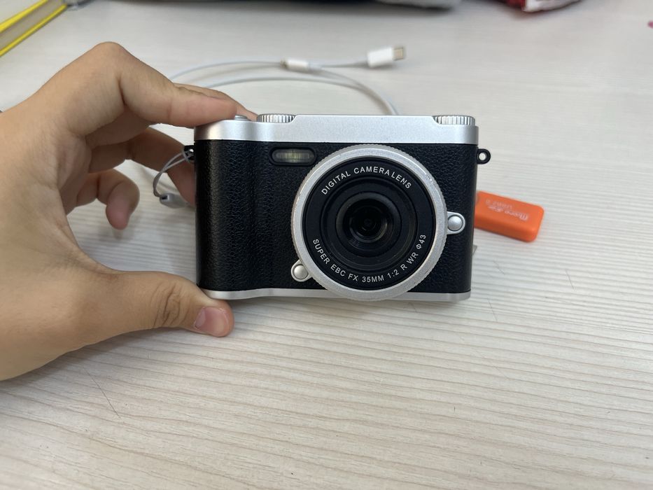 Цифровой фотоаппарат сатылады