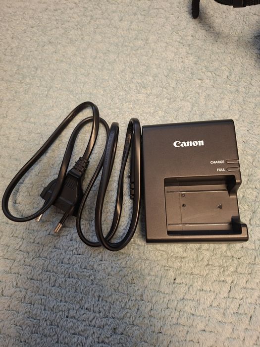 DSLR Canon 2000d +obiectiv EF-S 18-55MM 24.1 MP