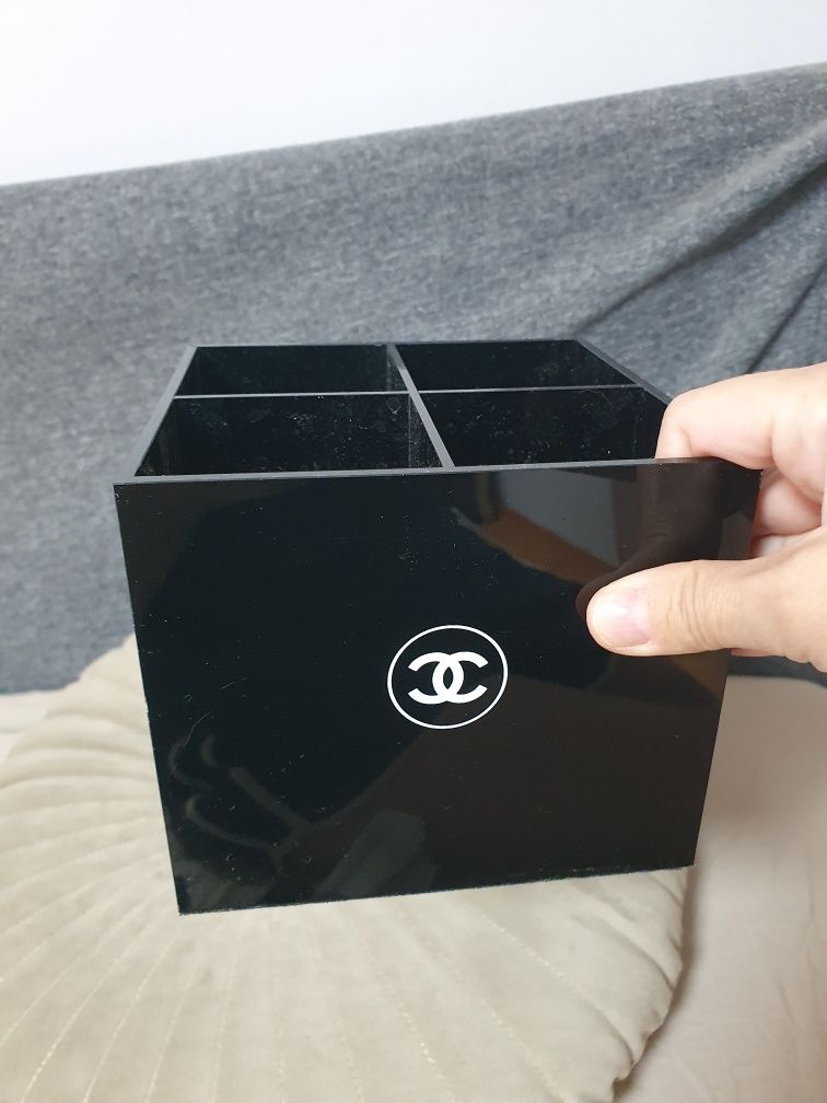 Кутия Chanel за чётки грим и друго