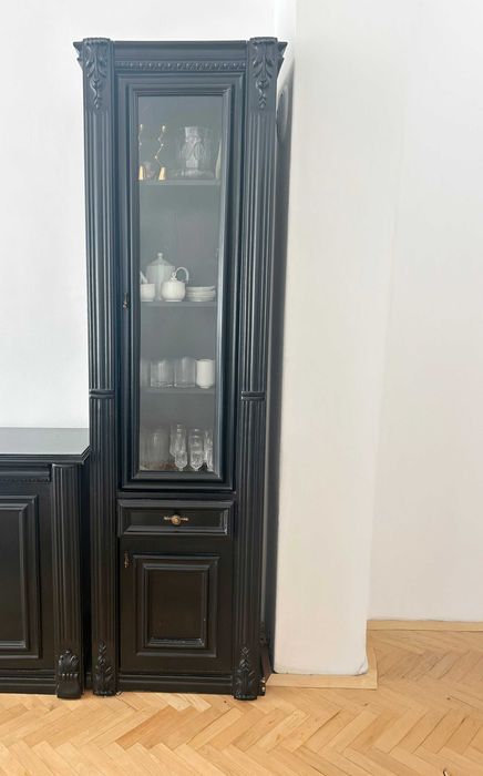 Висока витрина за чаши