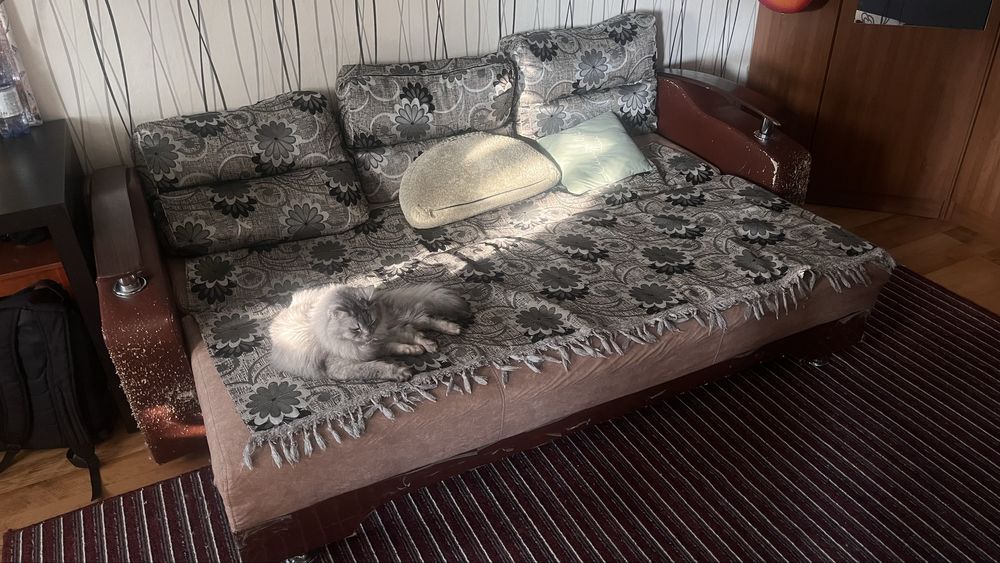 Продам Б/у диван без кота