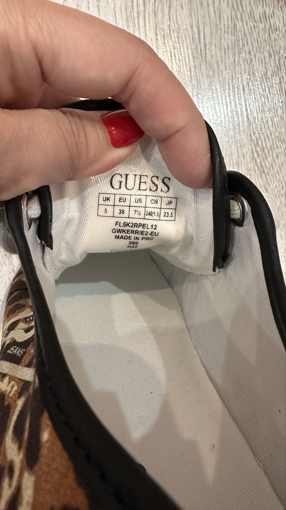 Нови дамски кецове Guess