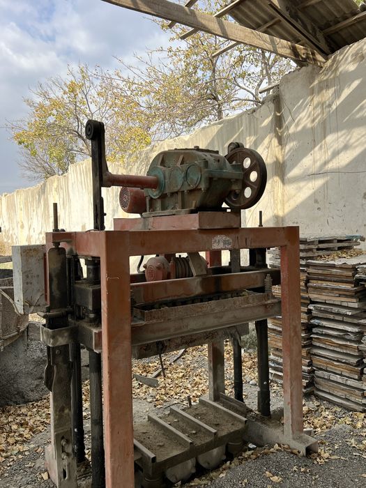 Shlakablok aparadlari sotiladi