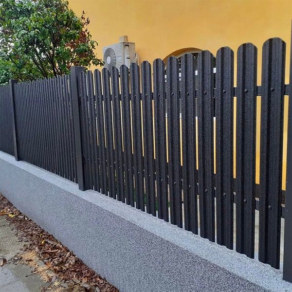 Executam garduri si porti