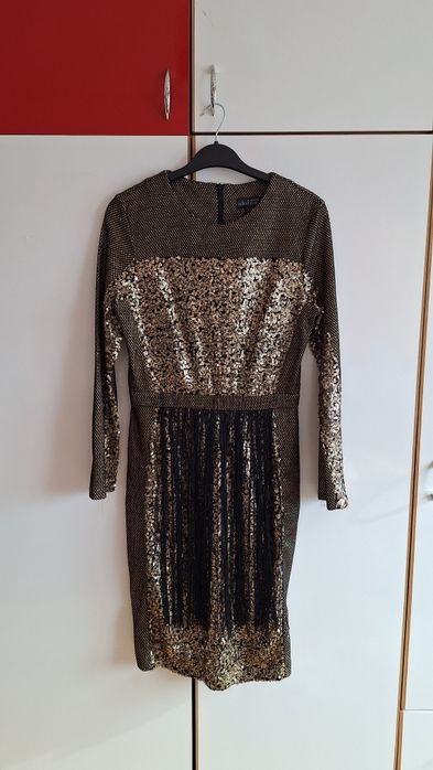 Rochie aurie, paiete şi franjuri