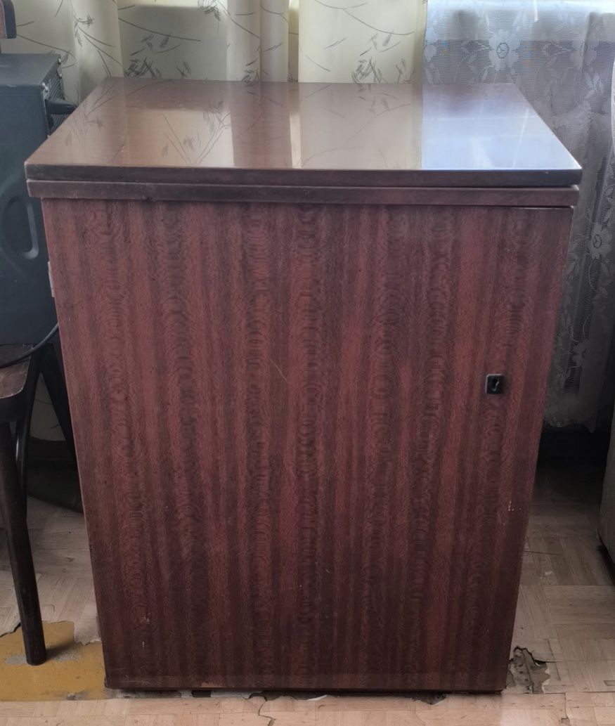 Продам швейную машинку тумбочку